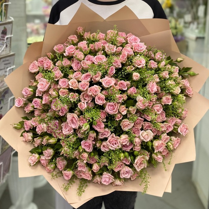 Розовая кустовая роза Одилия с гринбелом 50 см