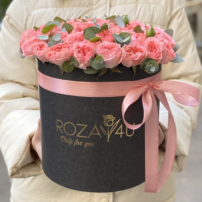 9 кустовых пионовидных роз Фемке в коробке