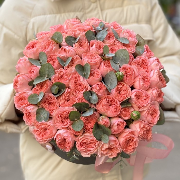 9 кустовых пионовидных роз Фемке в коробке