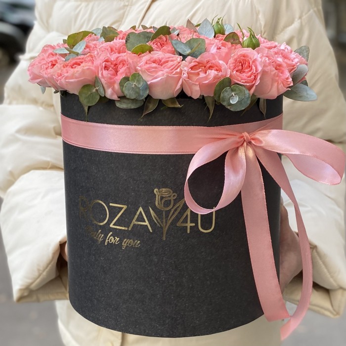 9 кустовых пионовидных роз Фемке в коробке