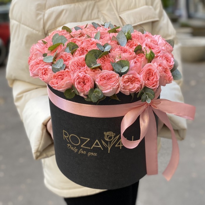 9 кустовых пионовидных роз Фемке в коробке