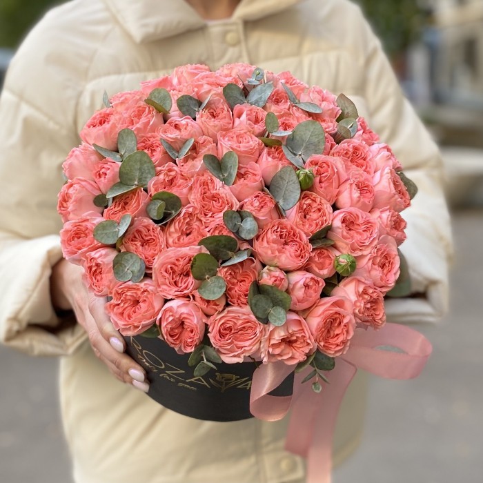 9 кустовых пионовидных роз Фемке в коробке