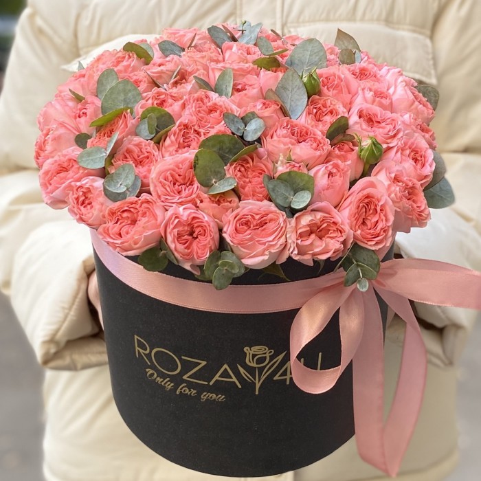 9 кустовых пионовидных роз Фемке в коробке