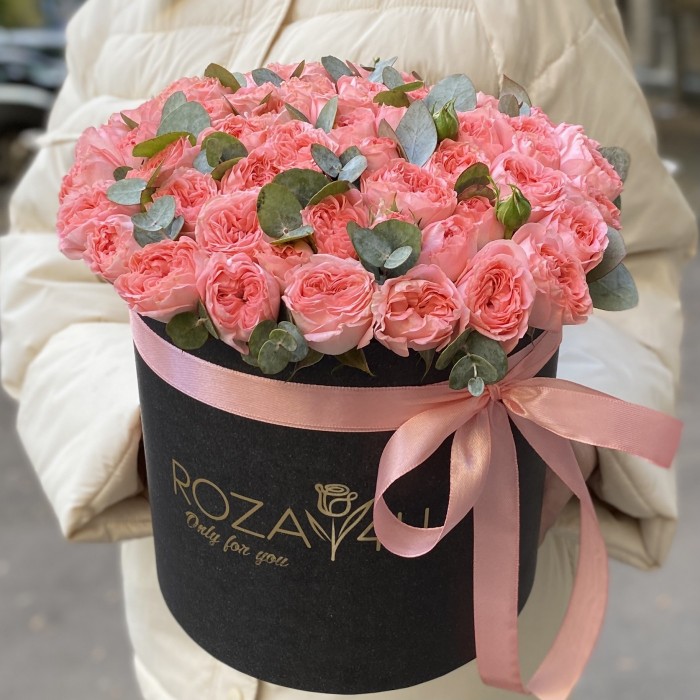 9 кустовых пионовидных роз Фемке в коробке