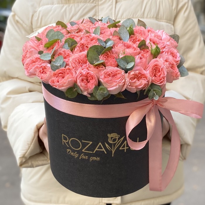 9 кустовых пионовидных роз Фемке в коробке