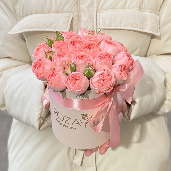 Розовые кустовые пионовидные розы в коробке