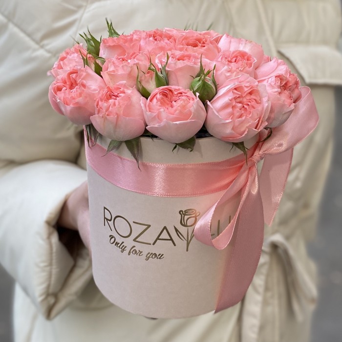 Розовые кустовые пионовидные розы в коробке