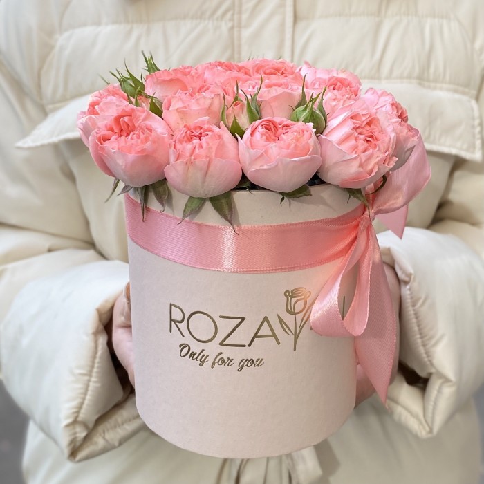 Розовые кустовые пионовидные розы в коробке