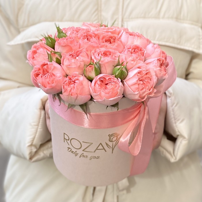 Розовые кустовые пионовидные розы в коробке