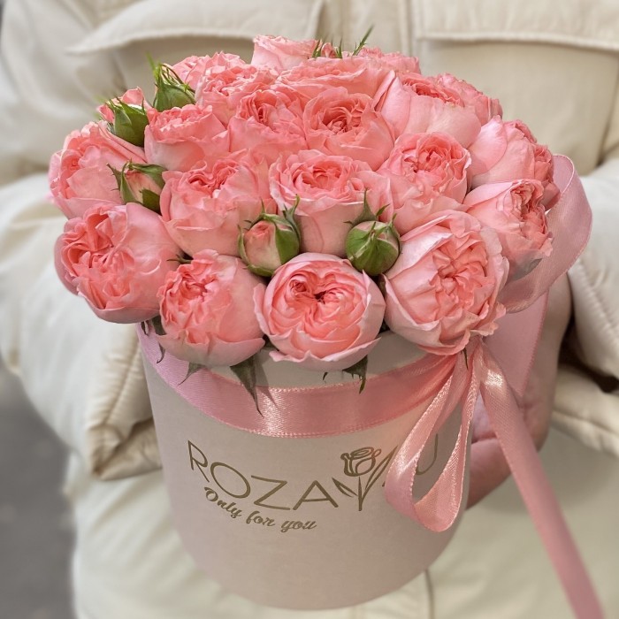 Розовые кустовые пионовидные розы в коробке