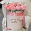 Розовые кустовые пионовидные розы в коробке