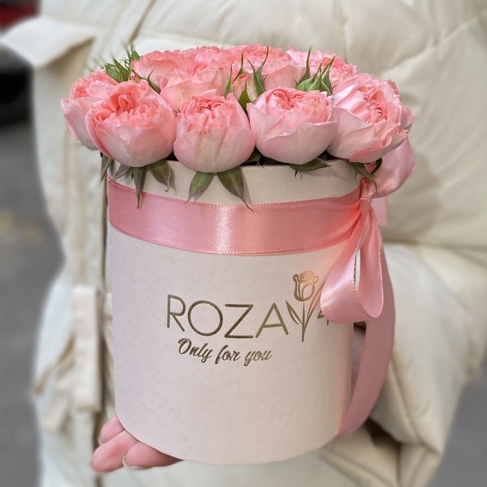 Розовые кустовые пионовидные розы в коробке
