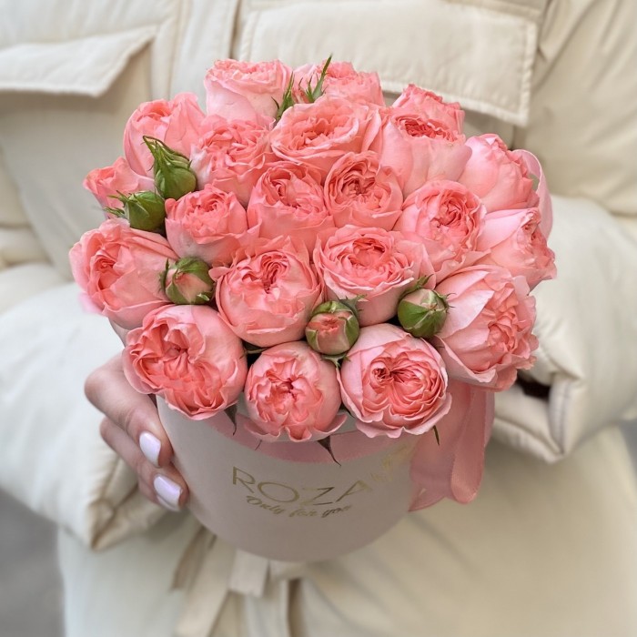 Розовые кустовые пионовидные розы в коробке