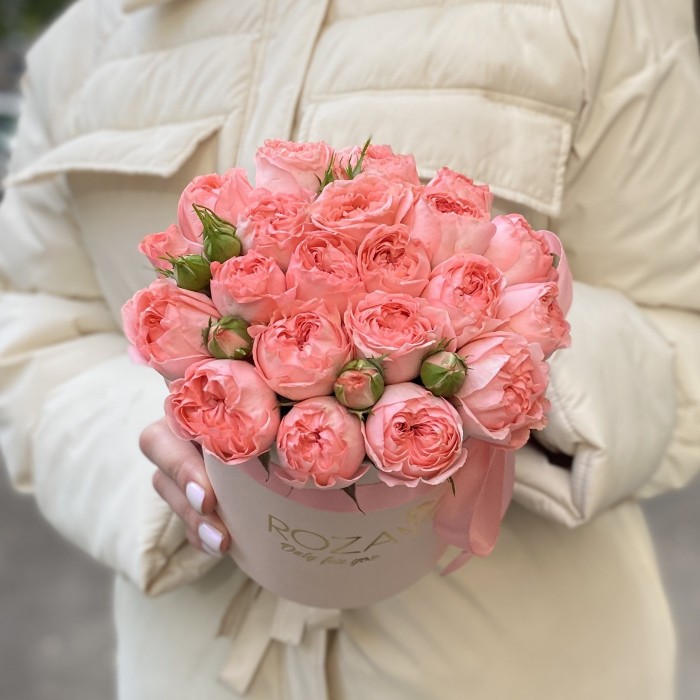 Розовые кустовые пионовидные розы в коробке