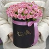 Розовые кустовые розы Одилия в коробке