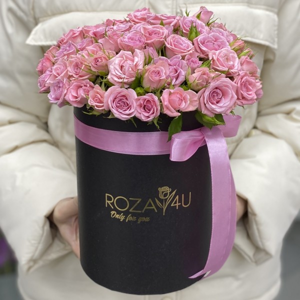 Розовые кустовые розы Одилия в коробке