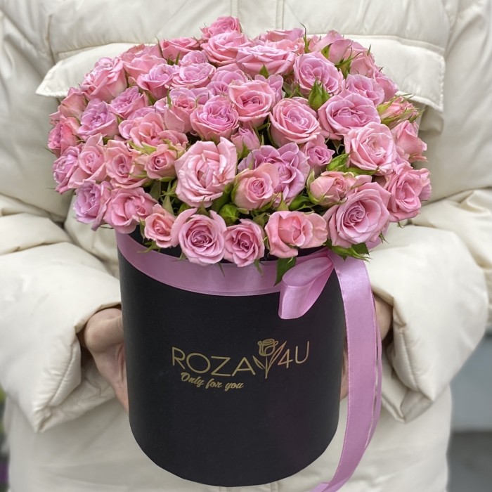 Розовые кустовые розы Одилия в коробке