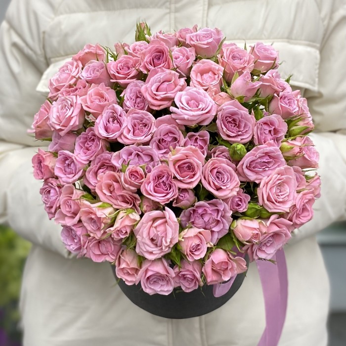 Розовые кустовые розы Одилия в коробке