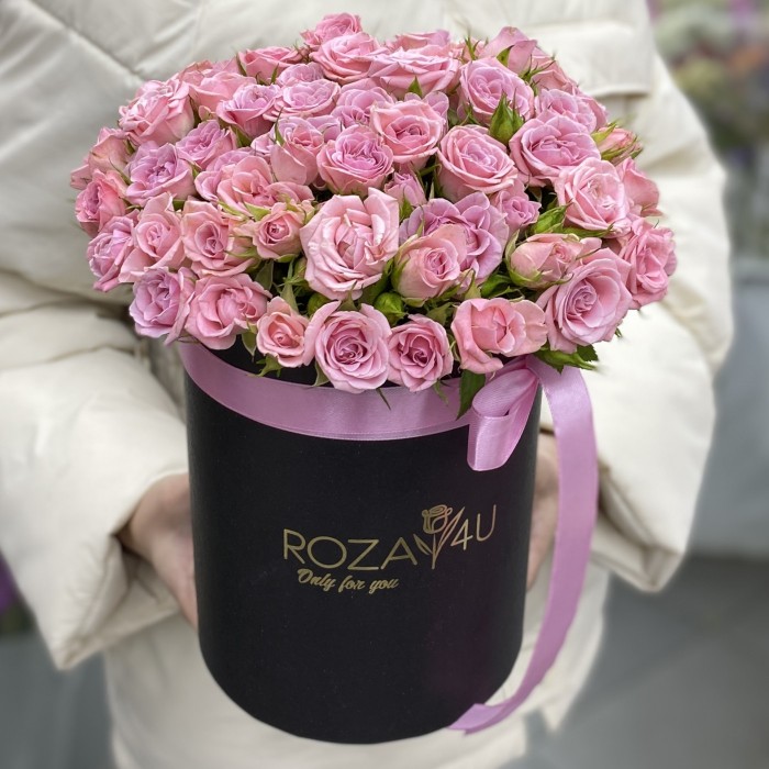 Розовые кустовые розы Одилия в коробке