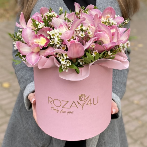 Розовые орхидеи в коробке