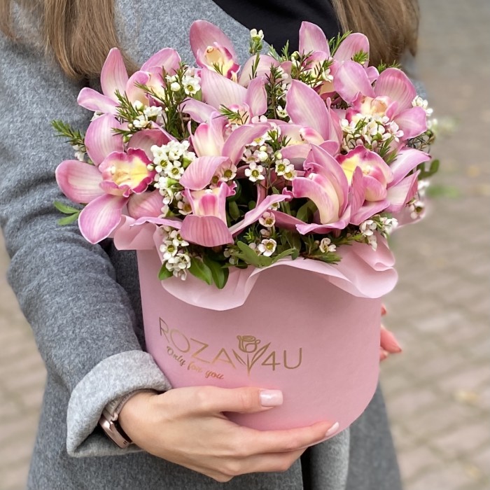 Розовые орхидеи в коробке