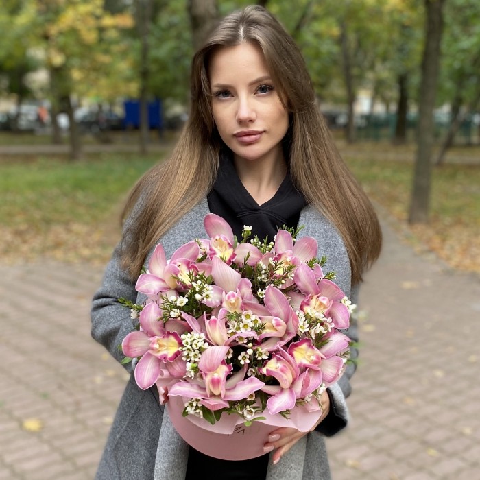 Розовые орхидеи в коробке