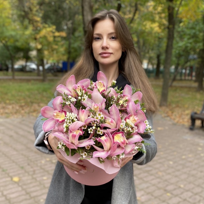 Розовые орхидеи в коробке