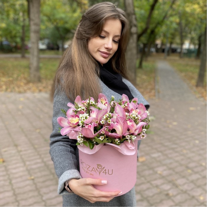 Розовые орхидеи в коробке
