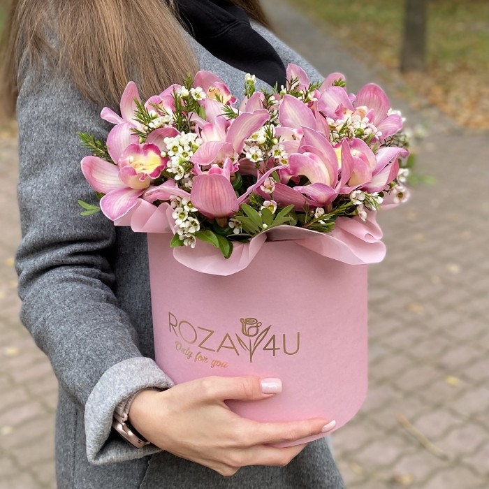 Розовые орхидеи в коробке