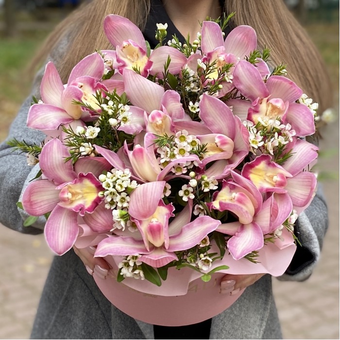 Розовые орхидеи в коробке