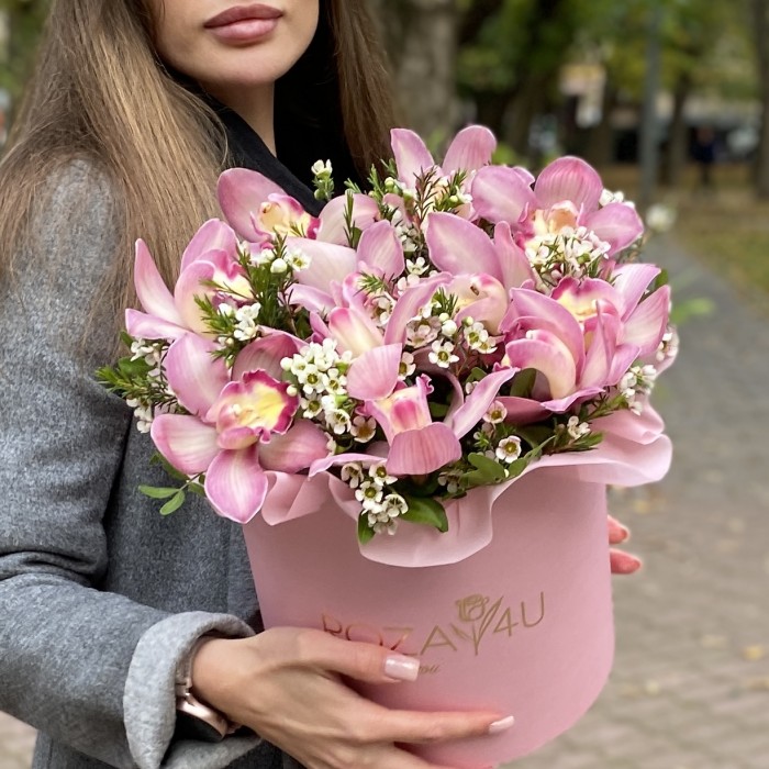 Розовые орхидеи в коробке