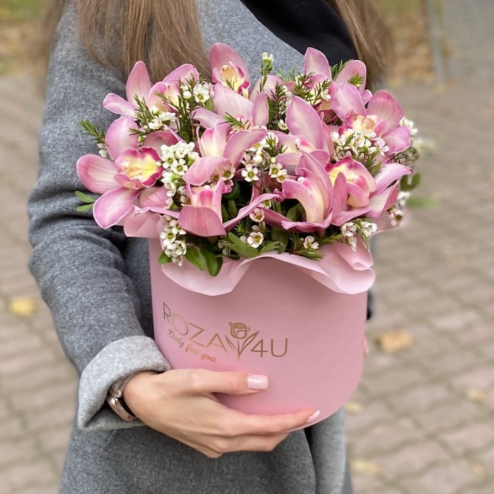 Розовые орхидеи в коробке