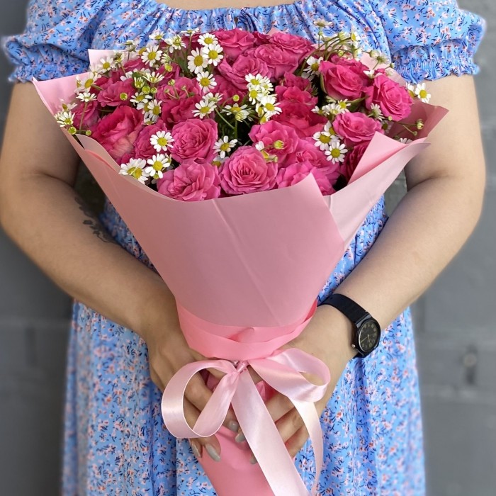 Розовые розы с ромашками Розовые Мечты