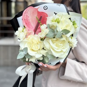 Розовый антуриум с белыми розами Мондиаль