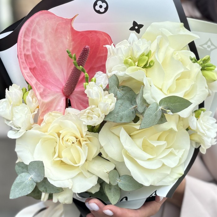 Розовый антуриум с белыми розами Мондиаль