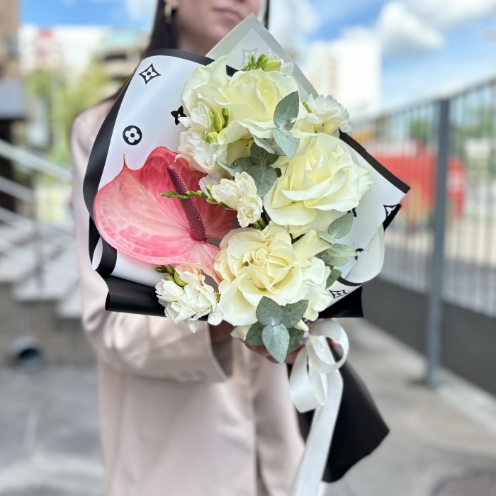 Розовый антуриум с белыми розами Мондиаль