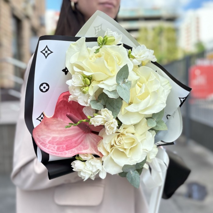 Розовый антуриум с белыми розами Мондиаль