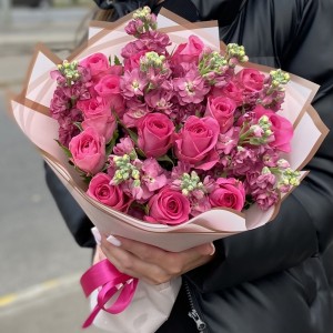 Розовый букет роз с ароматной маттиолой