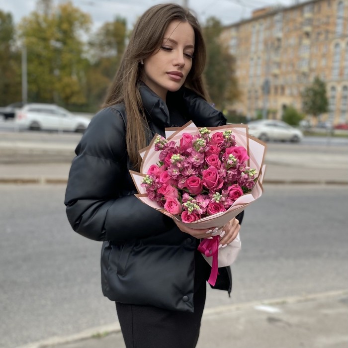 Розовый букет роз с ароматной маттиолой