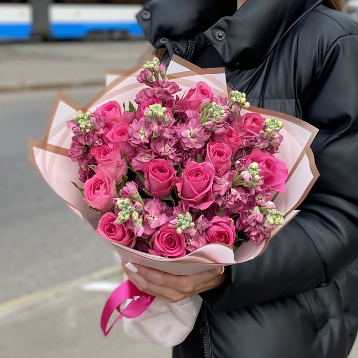 Розовый букет роз с ароматной маттиолой