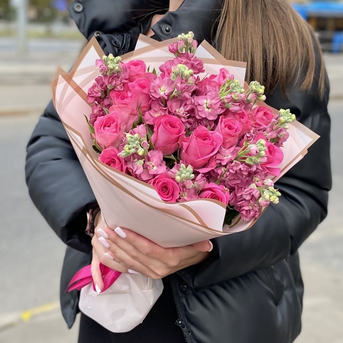 Розовый букет роз с ароматной маттиолой