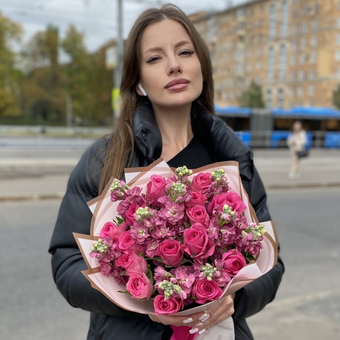 Розовый букет роз с ароматной маттиолой