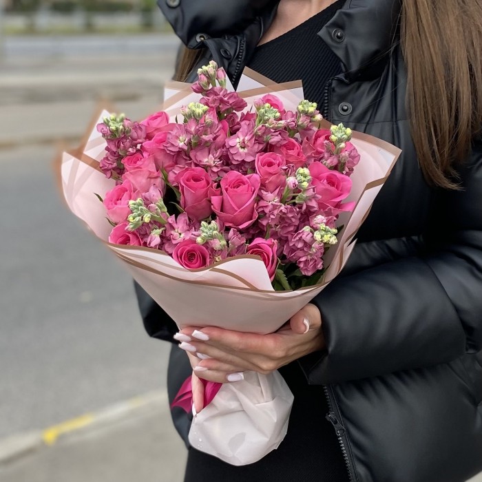 Розовый букет роз с ароматной маттиолой