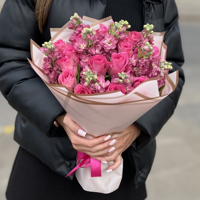 Розовый букет роз с ароматной маттиолой