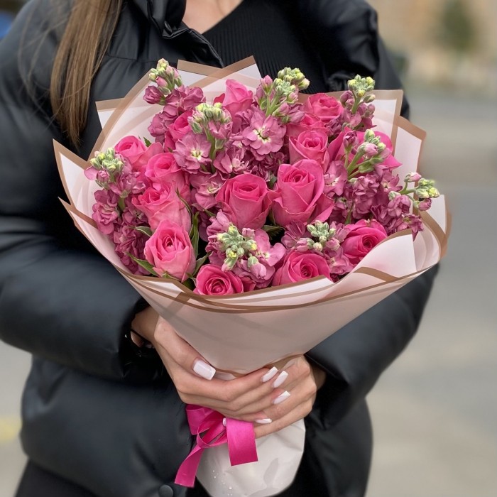 Розовый букет роз с ароматной маттиолой