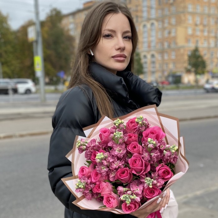 Розовый букет роз с ароматной маттиолой