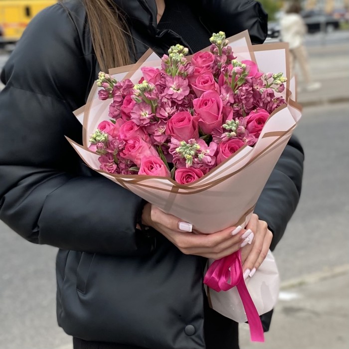 Розовый букет роз с ароматной маттиолой