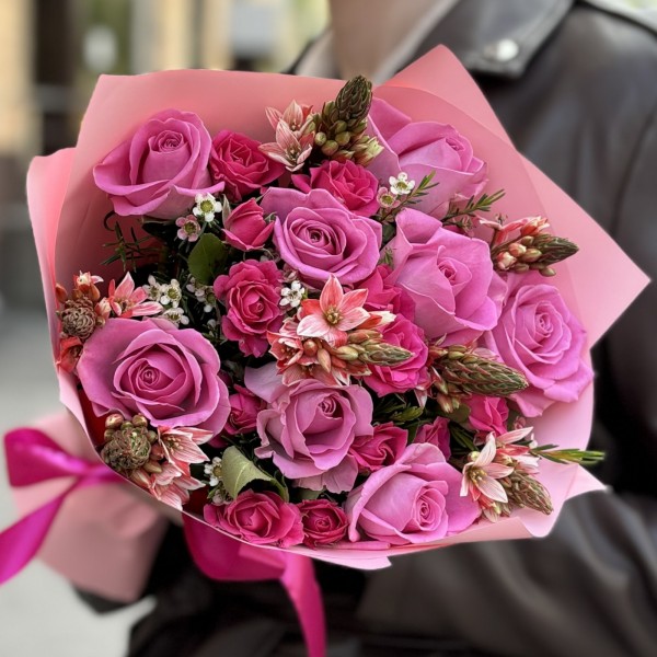 Розовый букет роз с орнитогалумом
