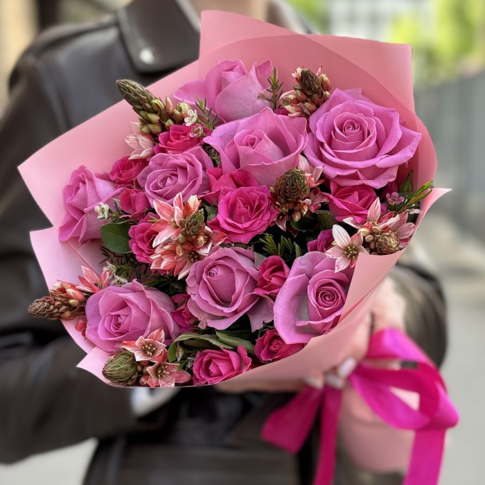 Розовый букет роз с орнитогалумом