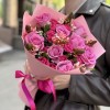 Розовый букет роз с орнитогалумом